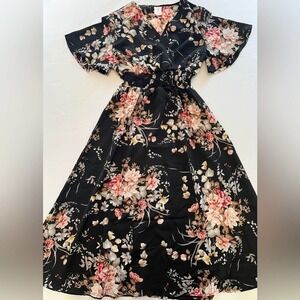 Women’s Elegant V Neck Floral Dress Size Medium New